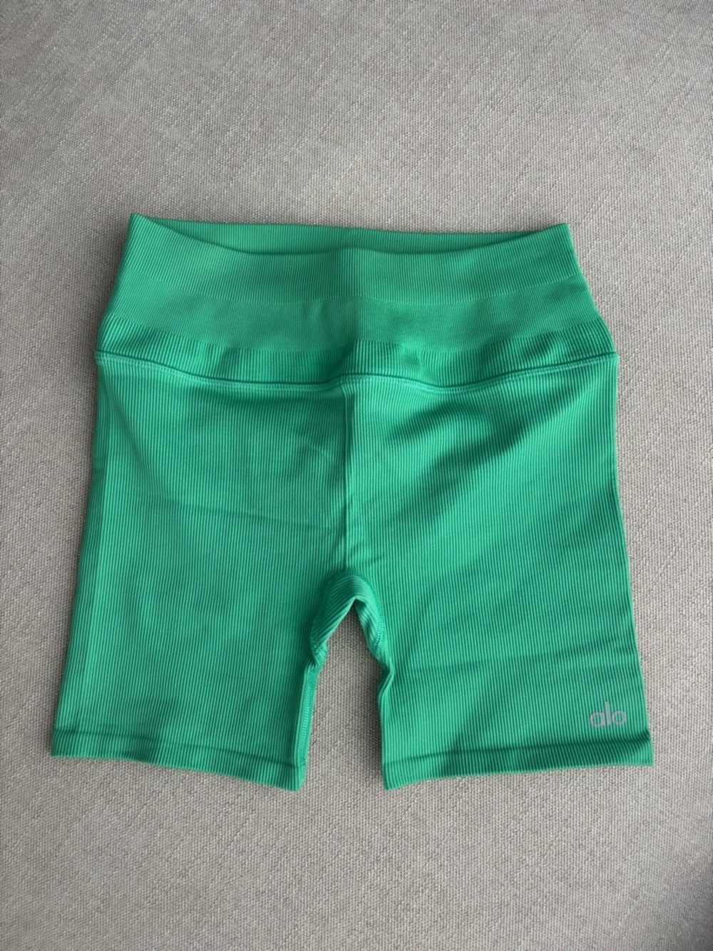 ALO | S | Seamless Ribbed Favorite Short Spruce Green - Picture 5 of 6
